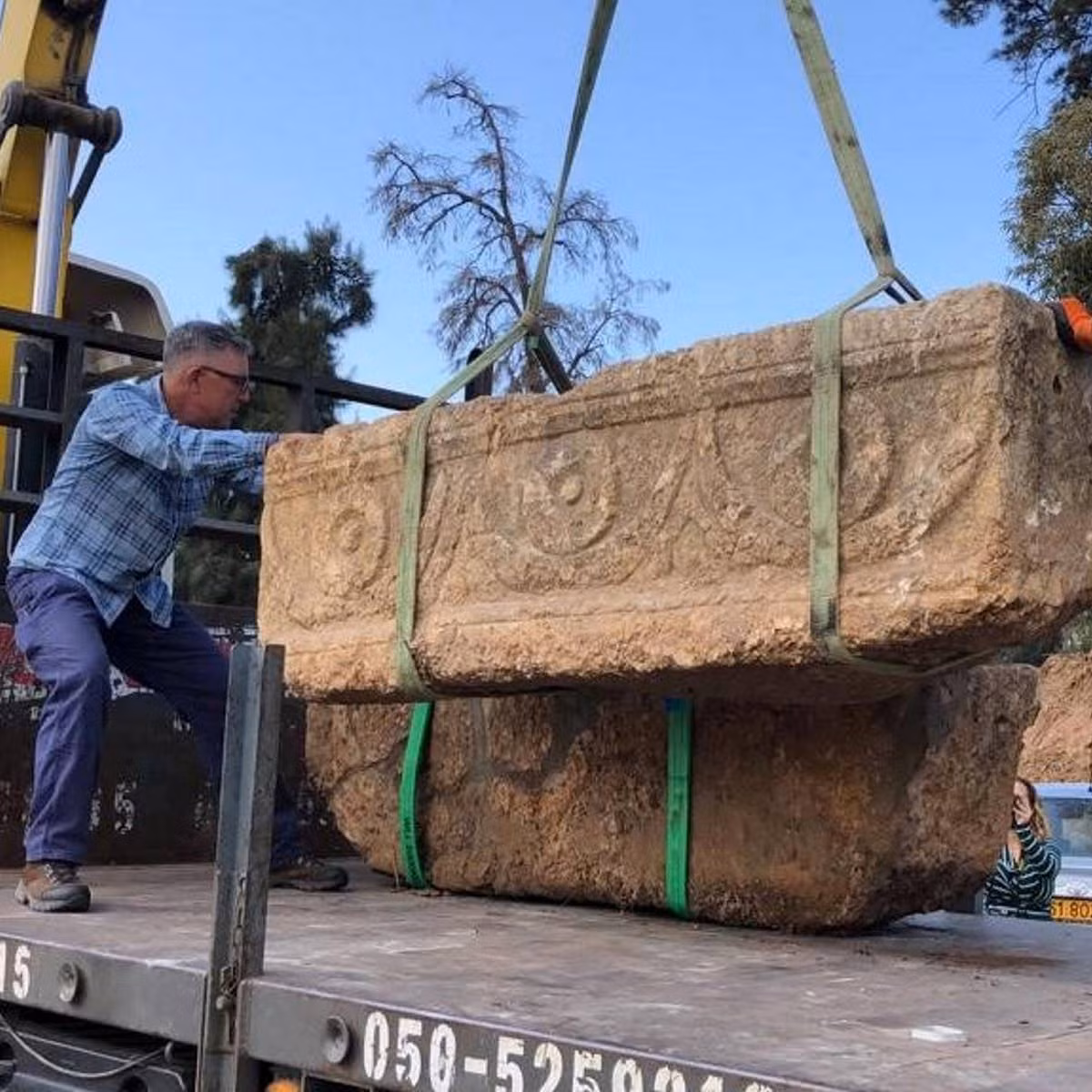 Hai cỗ quan tài được cho là một đôi bởi chúng được trang trí với những vòng hoa và đĩa tròn giống nhau. Ông Uzi Rothstein, chuyên gia tại đơn vị Chống Trộm thuộc Cơ quan Cổ vật Israel (IAA) cho hay hai người được chôn cất trong 2 quan tài có thể là một đôi vợ chồng sống ở La Mã vào khoảng năm 200 - 300.