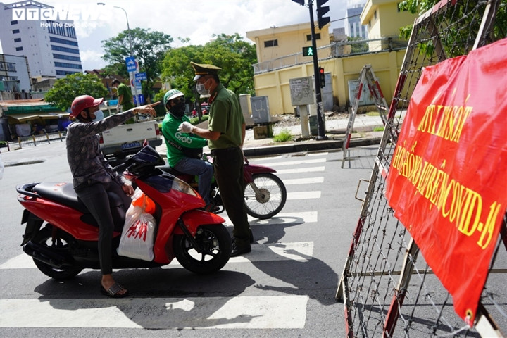 2 chu tich phuong o TP.HCM bi dinh chi, dieu chuyen cong tac vi lo la chong dich