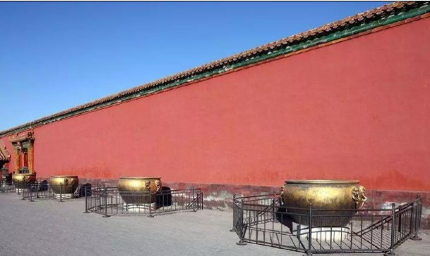 Mỗi một vương triều cho tạo ra những vại nước có kiểu dáng và trang trí khác nhau. Trong khi vại nước được làm dưới thời nhà Minh có thiết kế khá đơn giản với các vòng sát ở hai bên thì vương triều nhà Thanh thay đổi chi tiết đó bằng hình trang trí mặt thú.