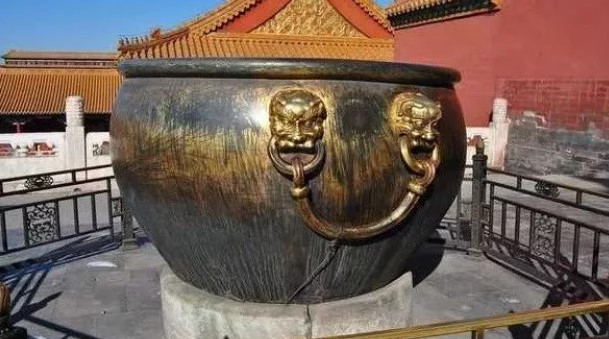 Đáng lưu ý, trong số 308 vại nước của Tử Cấm Thành, có 18 vại mạ vàng hằn sâu những vết dao cạo. Nguyên nhân là vì vào những năm 1900, Liên quân tám nước đến cướp bóc Tử Cấm Thành. Bọn trộm muốn lấy đi những chiếc vại bằng đồng mạ vàng ở chính điện nhưng vì vại quá nặng nên không thể mang đi, những kẻ này sau đó đã dùng dao cạo lớp vàng mạ trên vại để phá hoại cho bõ tức. Vì vậy, ngày nay, khi du khách đến tham quan sẽ thấy rất nhiều vết dao trên những vại nước mạ vàng này.
