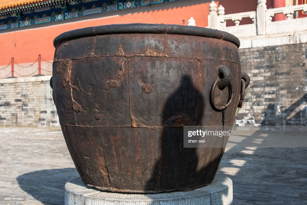 Các chuyên gia cho hay người xưa bố trí hàng trăm vại nước rải rác trong khuôn viên Tử Cấm Thành là để đựng nước dùng khi xảy ra hỏa hoạn. Vào thời phong kiến, hỏa hoạn thường xuyên xảy ra. Vì vậy, những vại nước này luôn đổ đầy nước để khi xảy ra đám cháy kịp thời dập lửa. Vào mùa Đông, nước có thể bị đóng băng nên phần đáy được làm từ sắt để có thể đốt lửa đốt phía dưới. Nhờ vậy, nước sẽ luôn duy trì ở trạng thái lỏng.