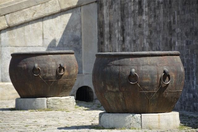 Theo các chuyên gia, bên trong Tử Cấm Thành có tất cả 308 vại nước. Chúng được làm với kích thước lớn và chế tác từ kim loại như sắt, đồng. Thậm chí, một số vại nước còn được mạ vàng.