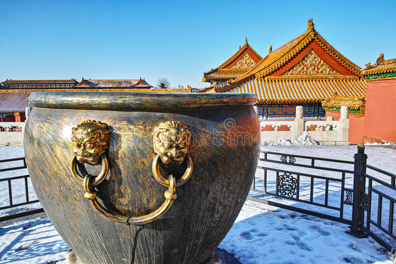 Trong số này, những vại nước bằng bằng được làm vào thời nhà Minh. Số còn lại được chế tạo vào thời nhà Thanh.