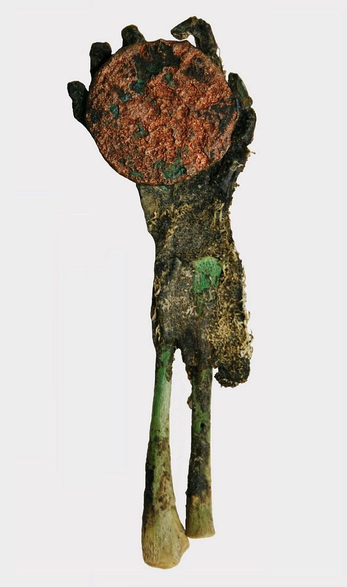 Các chuyên gia phát hiện nhiều phần của xác ướp có màu xanh. Kết quả kiểm tra cho thấy thi hài đứa trẻ có hàm lượng đồng cao gấp hàng trăm lần so với mức trung bình.