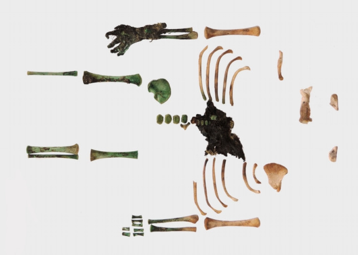 Tuy nhiên, trong số hàng trăm ngôi mộ, các chuyên gia đặc biệt chú ý đến ngôi mộ chứa xác ướp của em bé trên. Nguyên do là bởi thi hài đứa trẻ chỉ còn 1 cánh tay và bên trong lòng bàn tay có cầm đồng xu.