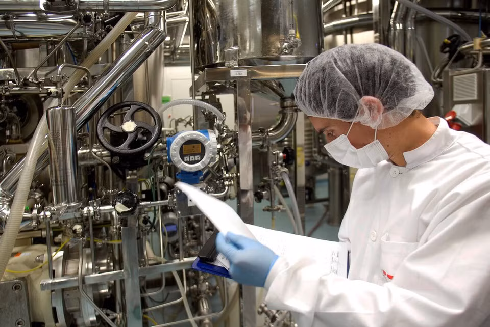 Quá trình chuyển giao công nghệ có thể mất từ 3 - 6 tháng tùy theo tình hình của các công ty hợp tác với Novavax. Công ty dược của Mỹ muốn đảm bảo đối tác thuần thục từng bước trong sản xuất vắc xin nên việc đưa sản phẩm ra thị trường chậm hơn các hãng dược khác.