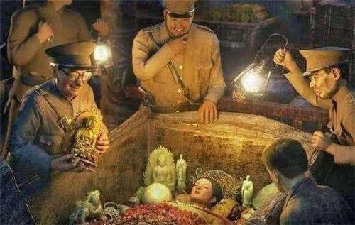 Cụ thể, ngoài thi hài người quá cố, trong nhiều ngôi mộ chôn cất ngọc ngà, châu báu, một số loại thực phẩm như rau, thịt, hoa quả...