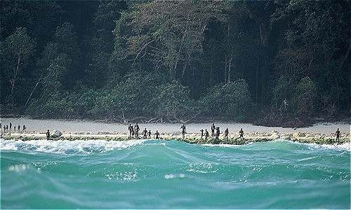 Từ hơn 60.000 năm trước, bộ tộc Sentinel sinh sống trên đảo Bắc Sentinel thuộc quần đảo Andaman ở vịnh Bengan nằm giữa Ấn Độ và Malaysia. Hòn đảo được bảo vệ theo luật pháp Ấn Độ. Nơi đây được đánh giá là hòn đảo nguy hiểm nhất Trái đất.