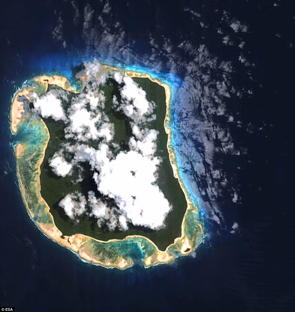 Hiện giới chức trách không thể biết chính xác dân số trên đảo là bao nhiêu. Một số chuyên gia suy đoán bộ tộc Sentinel có thể có vài trăm người hoặc ít hơn.