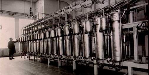 Sau khi Thế chiến 2 nổ ra, Đức quốc xã tấn công xâm lược Na Uy. Đến ngày 9/4/1940, khoảng 500 chuyên gia và kỹ sư làm việc cho chính quyền phát xít Đức đến nhà máy ở làng Vemork gần thị trấn Ryukan, tỉnh Telemark.