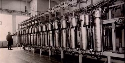 Sau khi Thế chiến 2 nổ ra, Đức quốc xã tấn công xâm lược Na Uy. Đến ngày 9/4/1940, khoảng 500 chuyên gia và kỹ sư làm việc cho chính quyền phát xít Đức đến nhà máy ở làng Vemork gần thị trấn Ryukan, tỉnh Telemark.