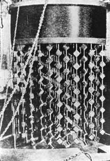 Chính vì vậy, sau khi chiếm đóng Na Uy, phát xít Đức nhanh chóng cử nhóm chuyên gia đến nhà máy ở Vemork để đẩy nhanh tiến độ sản xuất nước nặng nhằm phục vụ dự án chế tạo bom hạt nhân. Theo đó, đến cuối năm 1941, 360 kg D2O nguyên chất được chuyển từ Na Uy về Đức. Một năm sau, con số này lên tới 800 kg.