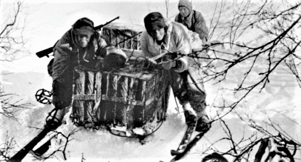 Sau một thời gian lên kế hoạch tỉ mỉ, ngày 27/2/1943, hai binh sĩ Na Uy và 2 lính dù Anh vượt qua một khe núi dốc ngăn cách khuôn viên nhà máy với cao nguyên để tiếp cận nhà máy sản xuất nước nặng.