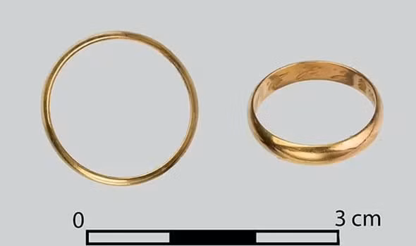 Dawid Kobiałka, nhà khảo cổ học và nhân chủng học văn hóa tại Học viện Khoa học Ba Lan, cho biết: “Không phải tất cả các ngôi mộ tập thể từ năm 1939 đều được tìm thấy và khai quật. Những ngôi mộ của những người bị sát hại vào năm 1945 cũng vậy".