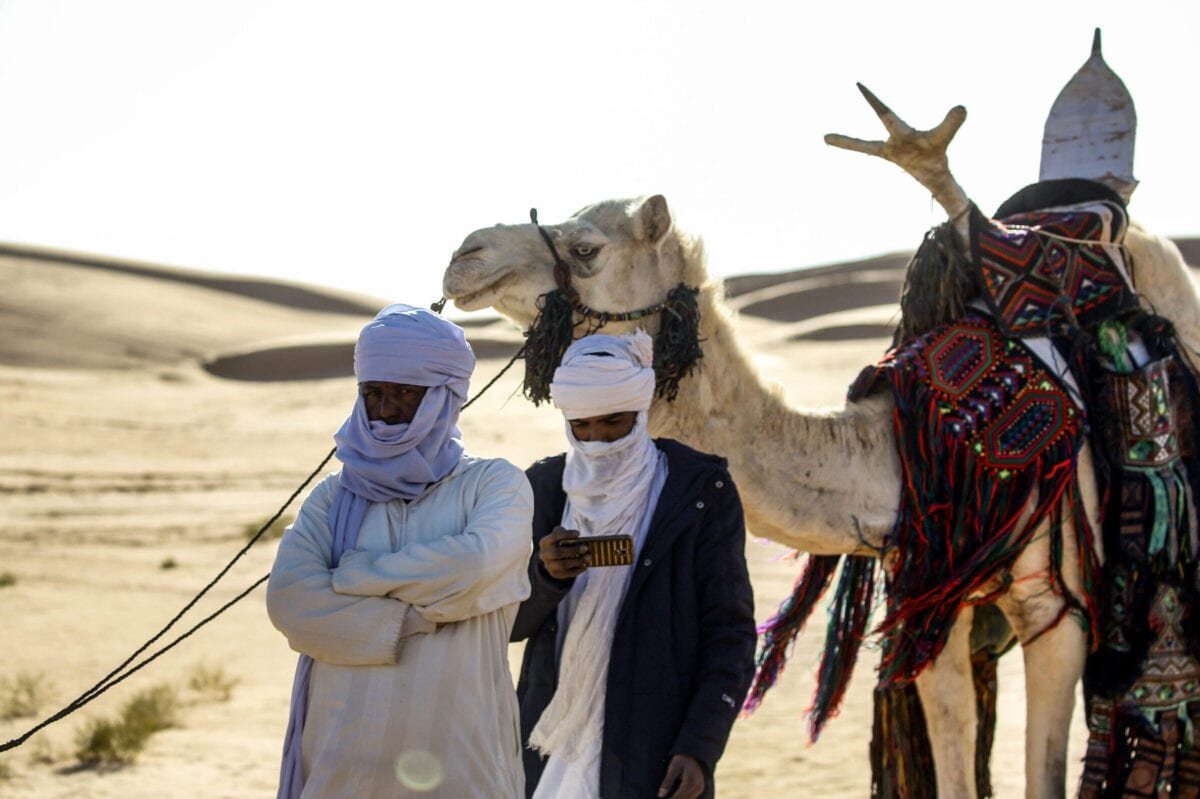 Khi quyết định lấy một người đàn ông làm chồng, cô gái sẽ tuyên bố với mọi người và mở tiệc. Khi trở thành một gia đình, người chồng phải nghe theo vợ.