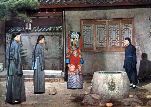 Khi Liên quân 8 nước chuẩn bị tiến vào hoàng cung, hoàng đế Quang Tự và Từ Hi Thái hậu vội vã rời khỏi Bắc Kinh. Trước lúc rời Tử Cấm Thành, Từ Hi Thái hậu sai người đẩy Trân phi xuống một giếng nước khiến phi tần này chết đuối. Về sau, giếng nước được đặt tên là giếng Trân phi.