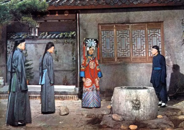 Khi Liên quân 8 nước chuẩn bị tiến vào hoàng cung, hoàng đế Quang Tự và Từ Hi Thái hậu vội vã rời khỏi Bắc Kinh. Trước lúc rời Tử Cấm Thành, Từ Hi Thái hậu sai người đẩy Trân phi xuống một giếng nước khiến phi tần này chết đuối. Về sau, giếng nước được đặt tên là giếng Trân phi.