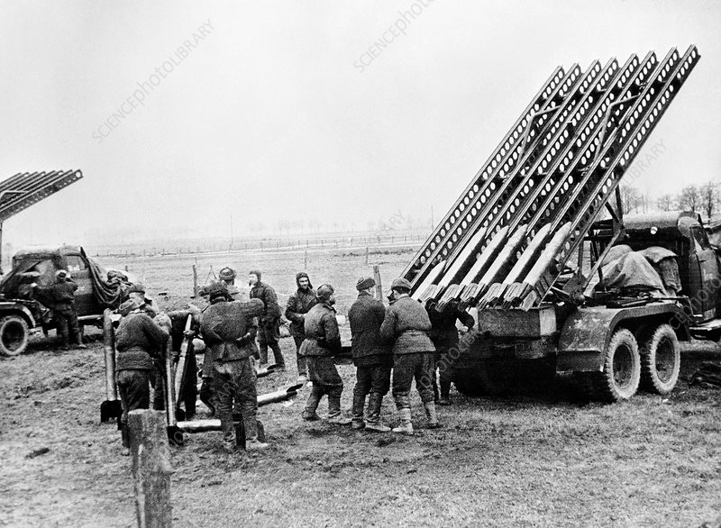 Thêm nữa, để đề phòng Katyusha rơi vào tay kẻ địch, các nhà khoa học Liên Xô bố trí trên vũ khí này có một thiết bị nổ. Nhờ thiết bị này, Katyusha có thể tự phá hủy ngay khi binh sĩ Liên Xô xác định nó có nguy cơ bị quân Đức thu giữ.