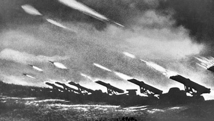 Pháo phản lực Katyusha lần đầu được Liên Xô sử dụng trên chiến trường là vào ngày 14/7/1941. Khi ấy, đơn vị Katyusha triển khai 7 tổ hợp BM-13 dưới sự chỉ huy của đại úy Ivan Flerov làm nhiệm vụ tại thành phố Orsha ở Belarus. Nơi này bị quân Đức quốc xã chiếm đóng và sử dụng làm điểm tập kết hậu cần, kho chứa đạn dược.