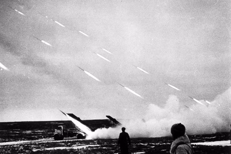 Khi binh sĩ Liên Xô khai hỏa Katyusha, vũ khí này khiến quân Đức quốc xã tổn thất nghiêm trọng khi nhiều vị trí quan trọng bị phá hủy.