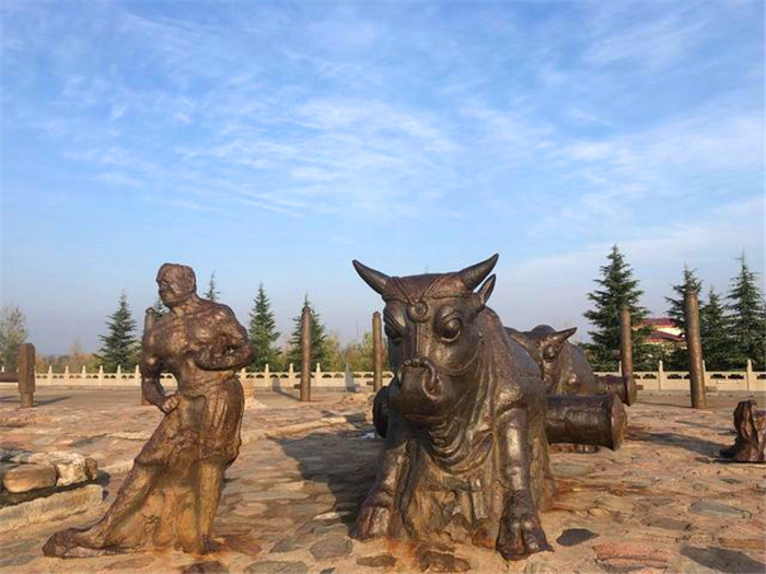 Trải qua nhiều thế kỷ, tác động của thiên nhiên và sông Hoàng Hà khiến 4 con trâu bị cuốn trôi xuống lòng sông.