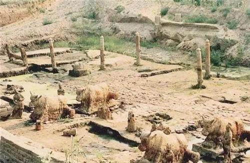 Theo các chuyên gia, mỗi con trâu sắt cao khoảng 1,9m, chiều dài khoảng 3m và nặng khoảng 30 tấn. Sau khi được đưa lên bờ, chúng được làm sạch bùn đất rồi đặt ở ven sông Hoàng Hà thay vì được đưa về bảo tàng.