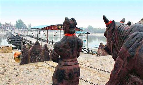 Vào những năm 1940, người dân địa phương cho hay có thể lặn xuống sông Hoàng Hà và chạm vào những con trâu sắt "ngủ vùi" dưới nước.