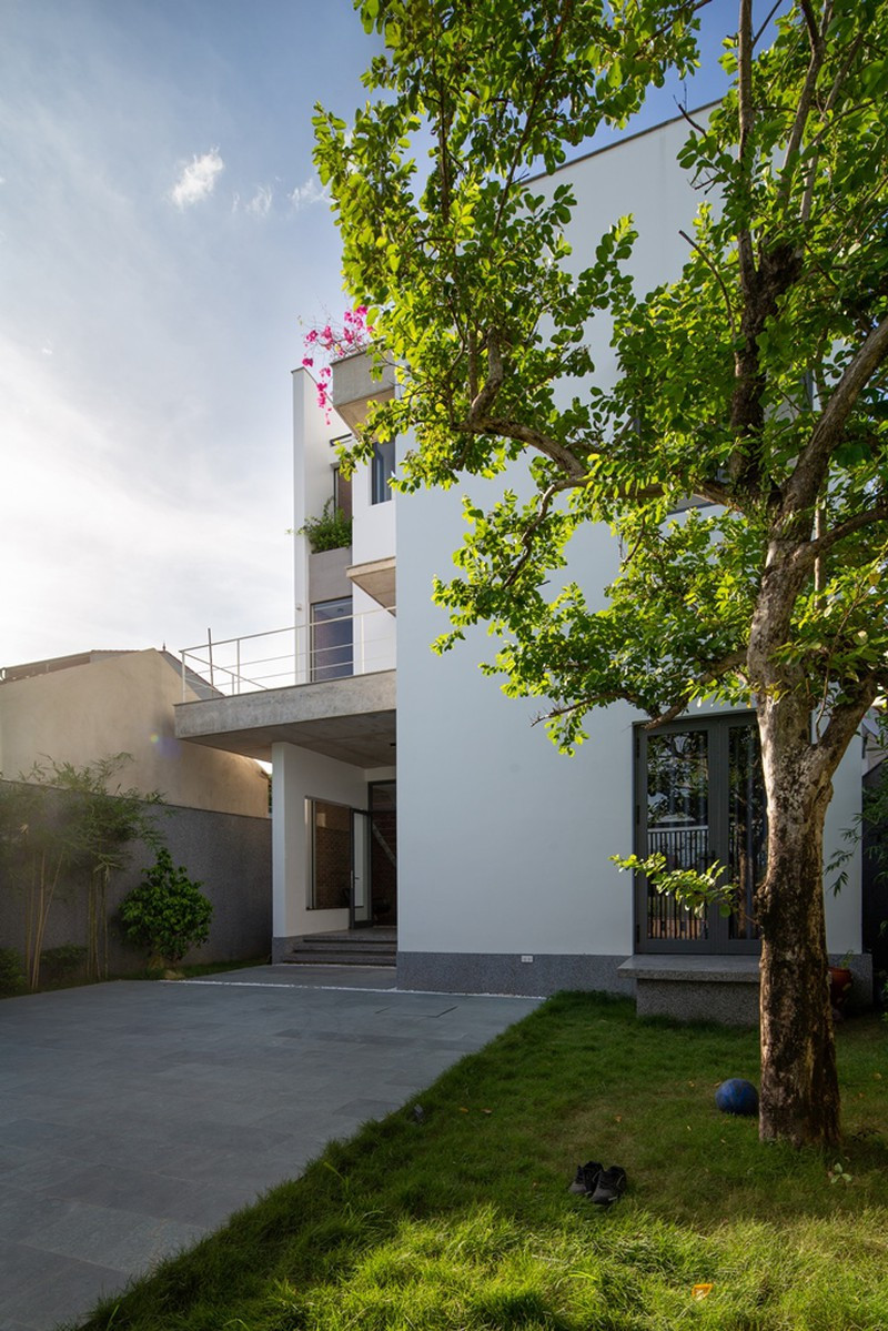 KTS bỏ một vài diện tích sàn bê tông không cần thiết để đưa vào các khoảng trống, các khoảng vườn nhỏ. Giải pháp này giúp các không gian xoay quanh được thông thoáng hơn. Hệ cửa mở ra các khoảng vườn được thiết kế chi tiết đóng mở linh hoạt, tạo nên những pattern (mô hình) thú vị, nhẹ nhàng và tiết kiệm chi phí hoàn thiện hơn.