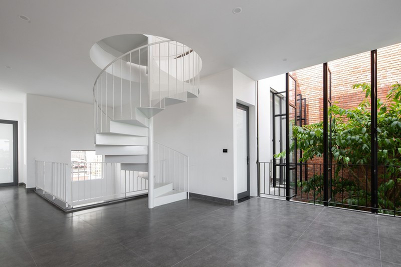 Không gian ở tầng hai rộng thoáng, chủ nhà kết hợp phòng gym ở tầng này.