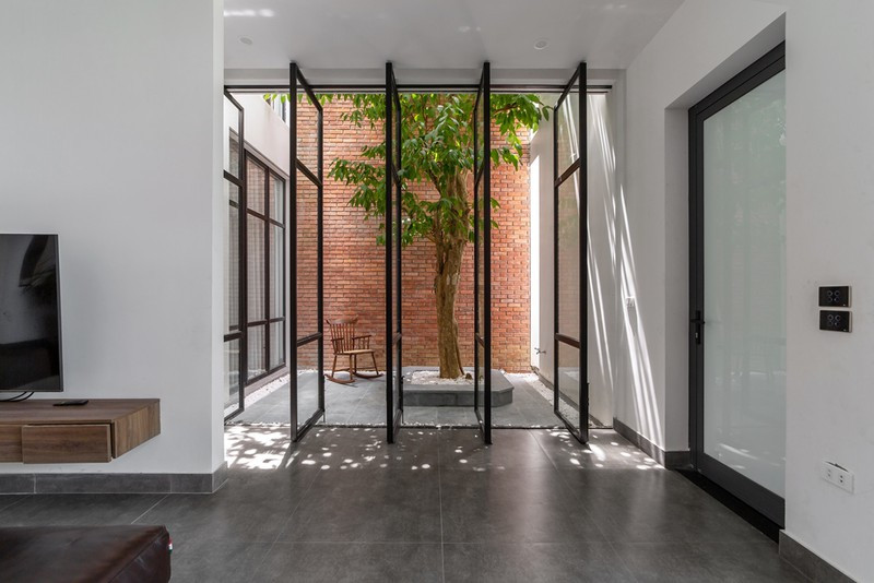 Hệ cửa mở ra các khoảng vườn được thiết kế chi tiết đóng mở linh hoạt, tạo nên những “pattern” thú vị, nhẹ nhàng và tiết kiệm chi phí hoàn thiện.