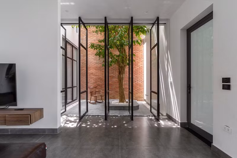 Hệ cửa mở ra các khoảng vườn được thiết kế chi tiết đóng mở linh hoạt, tạo nên những “pattern” thú vị, nhẹ nhàng và tiết kiệm chi phí hoàn thiện.