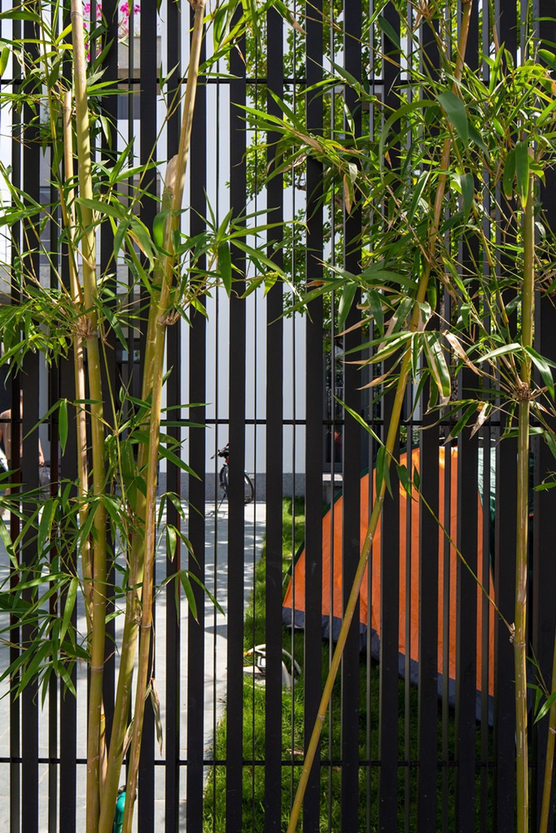 Cây tre thân quen cũng được đưa vào phần cổng của công trình.