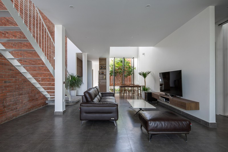 Trục giao thông trong nhà được KTS tổ chức theo chiều ngang của các không gian phòng khách, bếp và khu vực bàn ăn.