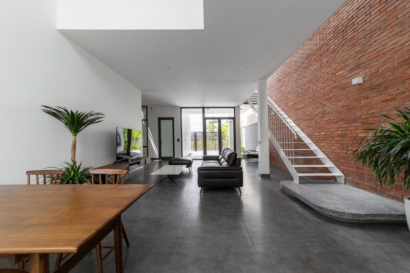 Một vài bức tường gạch đất nung cùng bê tông trần được sử dụng mang đến sự gần gũi, mộc mạc.