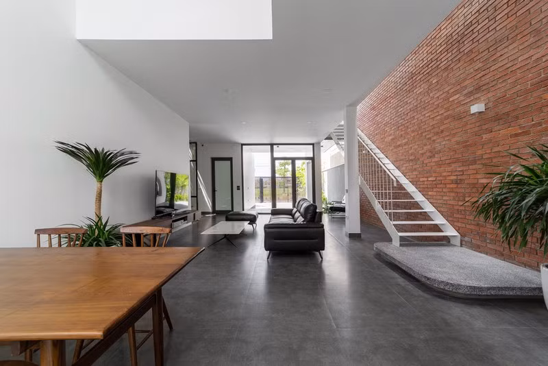 Một vài bức tường gạch đất nung cùng bê tông trần được sử dụng mang đến sự gần gũi, mộc mạc.