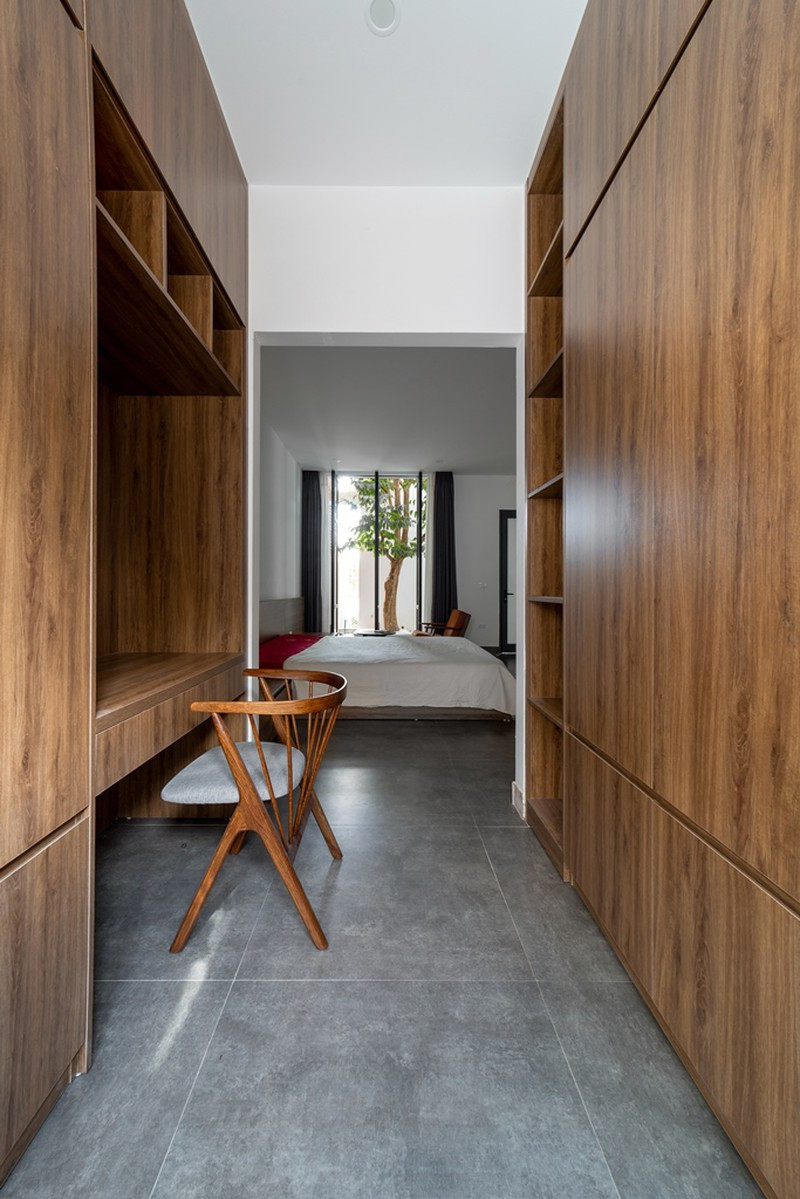 Phòng thay đồ bằng gỗ được thiết kế bên cạnh khu vực phòng ngủ.