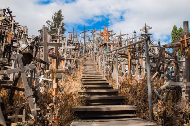 1. Ngọn đồi thánh giá, Lithuania. Ngọn đồi thập giá gợi nhắc về một nghĩa trang cũ, nhưng đây là nơi hành hương của những người Công giáo. Mọi người tin rằng nếu họ để lại một cây thập giá ở địa điểm gây ám ảnh này, mong muốn của họ sẽ thành hiện thực.