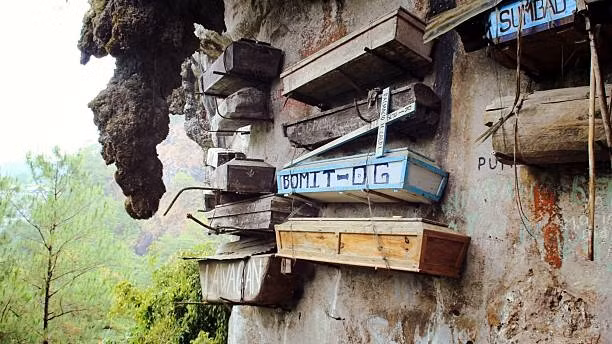 5. Sagada, Philippines. Cách đây hơn 2.000 năm, tộc người Igorot tại vùng núi Sagada ở phía bắc của Philippines đã có tập tục an táng những người quá cố trong các cỗ quan tài gỗ và đóng đinh hoặc treo lên vách núi cao. Theo quan niệm của họ, việc chôn cất ở nơi cheo leo sẽ giúp linh hồn người chết về gần với tổ tiên hơn.