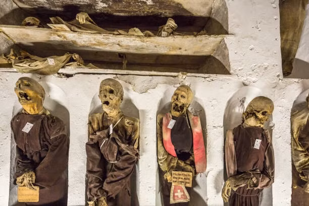 3. Hầm mộ Capuchin, Ý. Hầm mộ Capuchin có lẽ là một trong những điều kỳ lạ nhất thu hút du khách ở thành phố Palermo. Lạ lùng và rùng rợn bởi một bộ sưu tập vài trăm xác chết treo trên tường, đây là một trải nghiệm độc đáo...