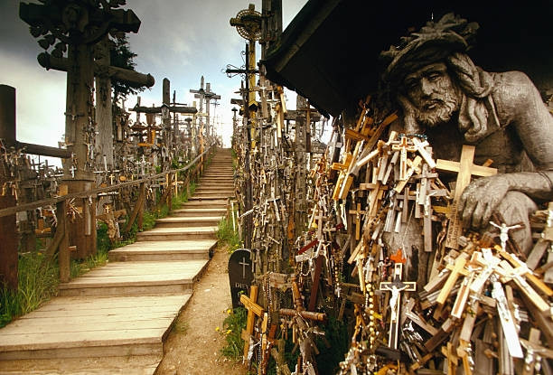 Truyền thuyết kể lại, người đầu tiên xây dựng một cây thập giá trên ngọn đồi là một người nông dân có con gái bị ốm nặng. Sau đó, đứa con gái bệnh nặng kia đã nhanh chóng phục hồi, từ đó người ta tin tưởng điều kỳ diệu sẽ xảy ra nếu để lại một cây thánh giá trên quả đổi.