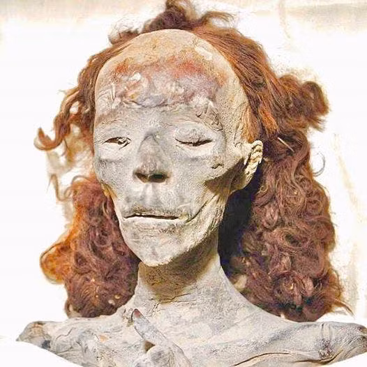 Trong các sử liệu, Nữ hoàng Tiye của Ai Cập được pharaoh Amenhotep III nhận xét là một phụ nữ thanh lịch và ngọt ngào nhất trên đời. Không những vậy, triều đình và dân chúng Ai Cập đều bị vẻ đẹp của bà chinh phục.