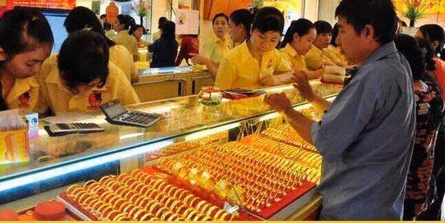 Gia vang hom nay 18/8: Dong luc nao giup vang tang gia?