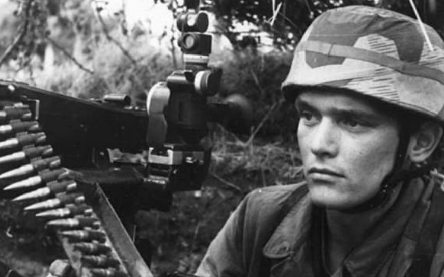 Theo đó, sau một thời gian nghiên cứu và phát triển, các nhà khoa học tại nhà máy Mauser-Werke của Đức đã cho ra đời mẫu súng máy GM42. Loại vũ khí này được thiết kế sử dụng đạn 7,92 mm lắp băng đạn 50 viên hoặc 250 viên.