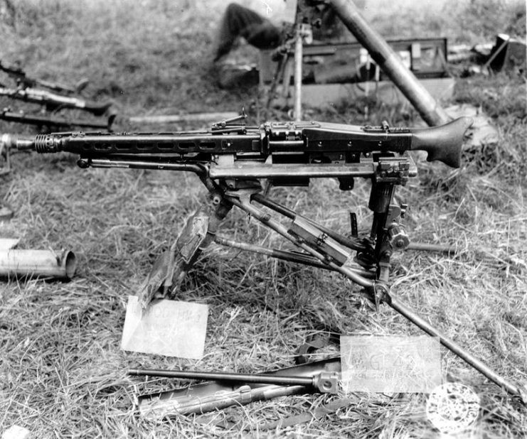Trong khi đó, quân Đức quốc xã đặt biệt danh súng máy MG42 là "chiếc cưa xương" của Hitler bởi nó có khả năng sát thương lớn đối với quân địch.