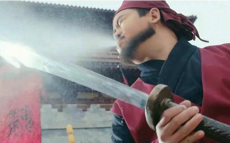 Điều thú vị là trước khi vung đao chém đầu tử tù, đao phủ thường phun một ngụm rượu lên hình cụ.