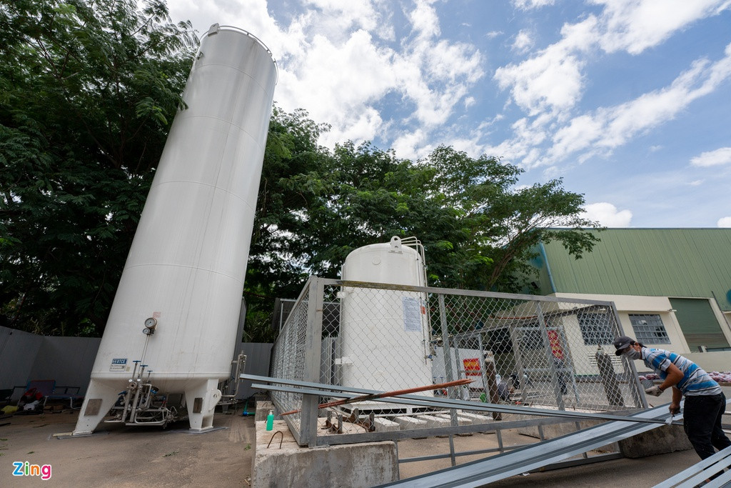 Bệnh viện dã chiến số 16 đã được lắp đặt bồn oxy lỏng có dung tích 7,5 m3. Nhận thấy khối lượng này chưa phù hợp, Bệnh viện Bạch Mai triển khai lắp thêm một bình với dung tích 30 m3. Toàn bộ lượng oxy này được dẫn đến tận giường cho bệnh nhân Covid-19 có triệu chứng nặng.