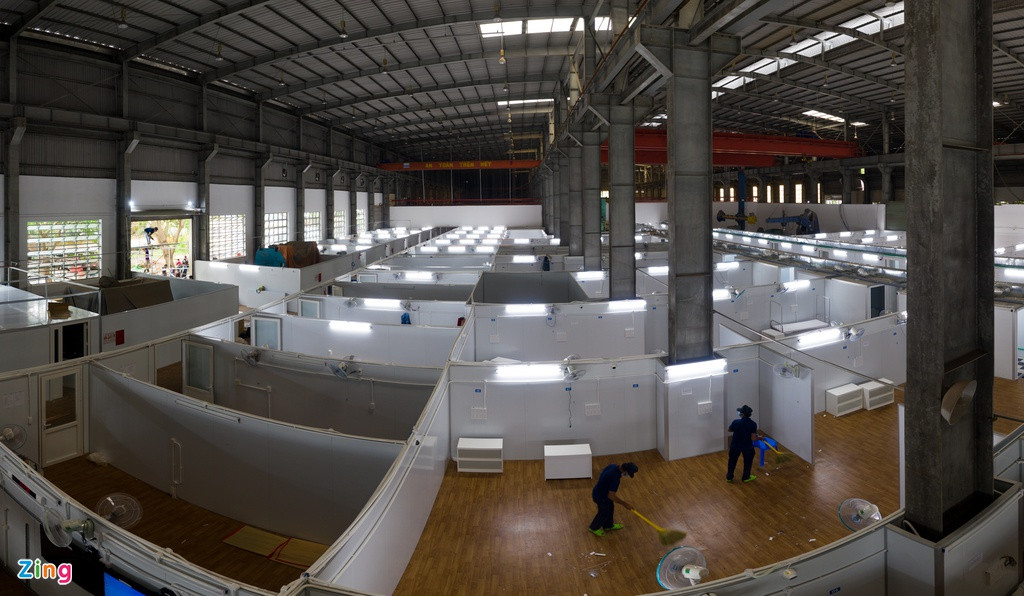 Ban đầu, trung tâm dự kiến được đưa vào hoạt động ngày 3/8. Tuy nhiên, sau khi khảo sát toàn bộ thực trạng ở đây, Bệnh viện Bạch Mai yêu cầu điều chỉnh và thay đổi một số hạng mục để phù hợp với trung tâm hồi sức cấp cứu điều trị bệnh nhân Covid-19.