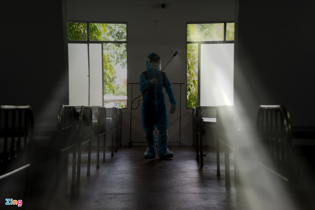 Trước đó, Bệnh viện dã chiến số 16 đã tiếp nhận hơn 200 F0 tại khu B và C. Sau khi có thông báo chuyển đổi công năng thành trung tâm hồi sức cấp cứu, toàn bộ số bệnh nhân được chuyển về khu E và F. Sau đó, quân nhân tiến hành phun khử khuẩn toàn diện 2 khu vực này để chuẩn bị bàn giao cho Bệnh viện Bạch Mai.