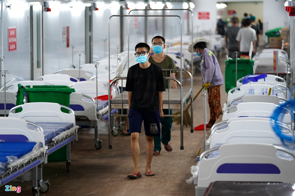 Hàng trăm chiếc giường sắt trước đó cũng được thay bằng giường cấp cứu chuyên dụng. "Giai đoạn đầu, chúng tôi khởi động 100 giường hồi sức, 400 giường tiếp theo sẽ được triển khai ngay sau đó để hoàn thành đủ 500 giường nếu như nhu cầu bệnh nhân tiếp tục tăng", TS Sơn chia sẻ thêm.