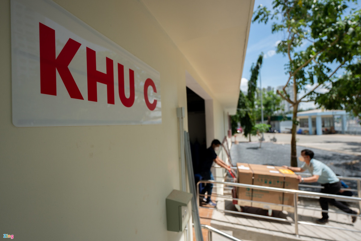 Khu C có gần 20 phòng bệnh được chuyển đổi thành văn phòng, nhà điều hành. Các kho dược, thiết bị và phòng nghỉ cho nhân viên y tế Bệnh viện Bạch Mai sẽ được tập trung tại đây.